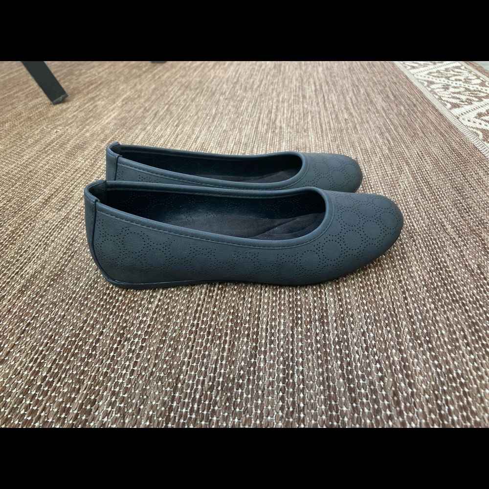 Easy Street Black Flats - Picture 2 of 8